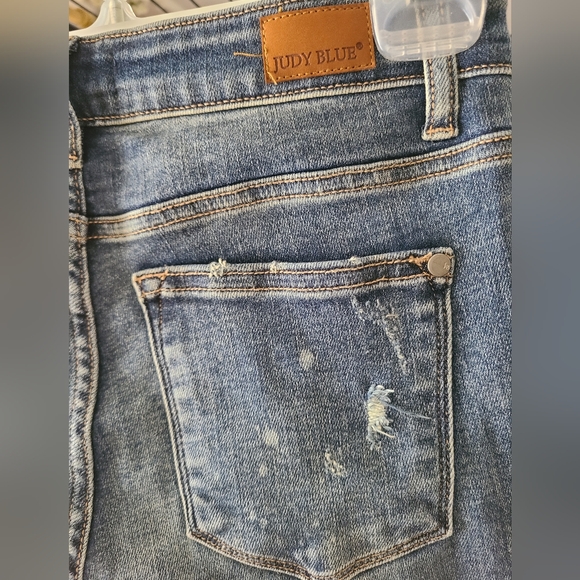 New. Distressed, Cuffed, Boydriend Cut Blue Jeans. - Picture 6 of 10